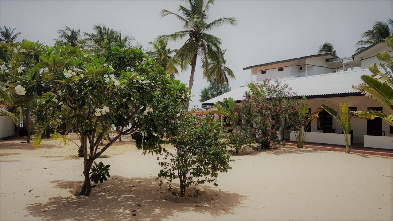 Alfresco Beach Hotel Uppuveli Exteriör bild